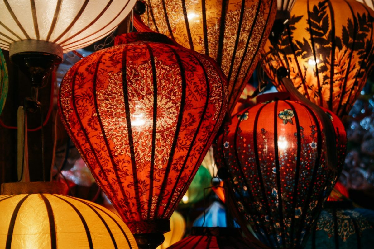 nghe-lam-den-long-cua-nghe-nhan-pho-co-hoi-an-duoc-bao-tay-khen-het-loi-lamdenlong